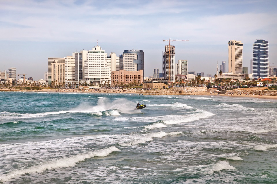  Za dnia życie mieszkańców Tel Awiwu koncentruje się na plaży – biegają, surfują, grają w plażówkę